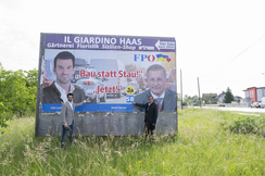 Udo Landbauer und Dieter Dorner präsentieren die neue Plakatkampagne